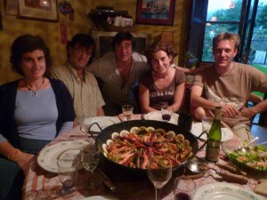 La famosa paella de Luis! (Chef Luis in the centre)