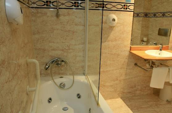 Jacuzzi bathtub - superior room